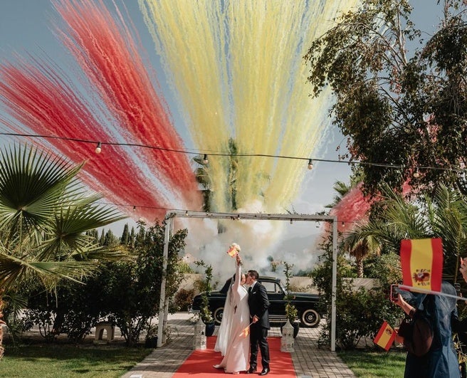 La boda más patriota en Granada en la Hispanidad: «Sonó el himno de España y repartimos banderas»
